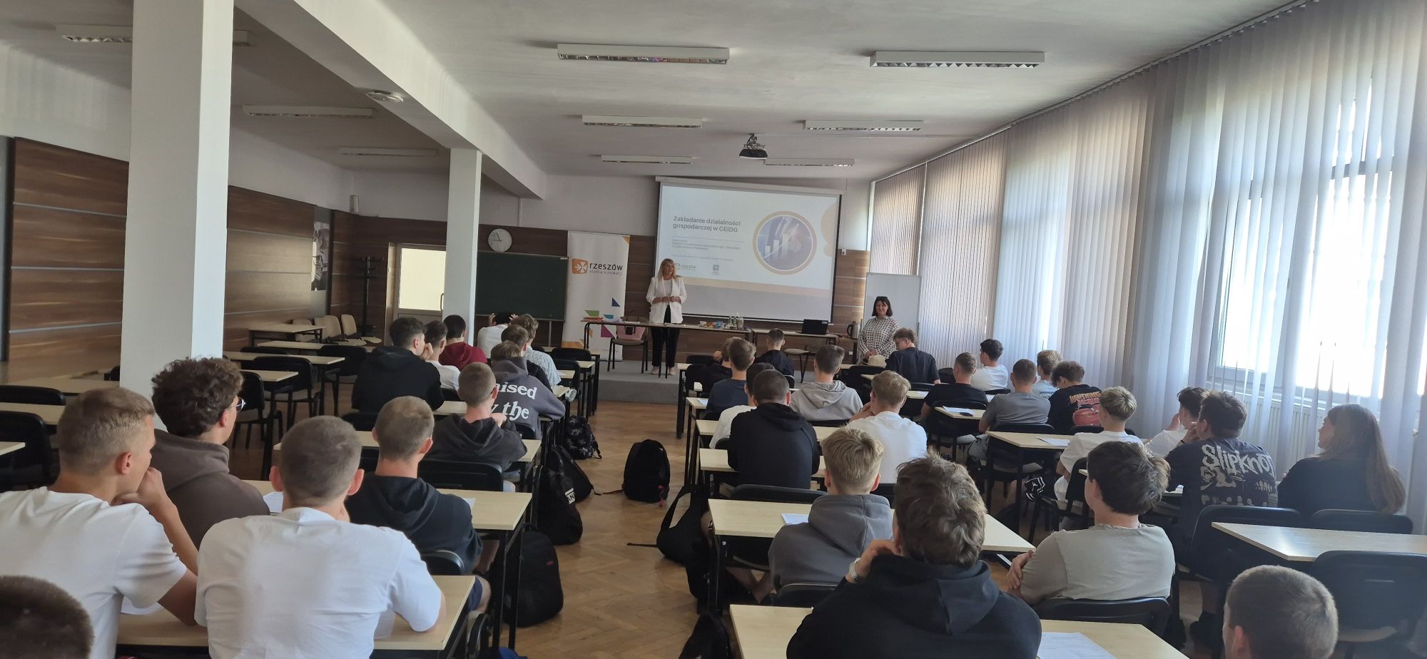 Zdjęcie ze spotkania edukacyjnego z młodzieżą w Zespole Szk&oacute;ł Samochodowych w Rzeszowie